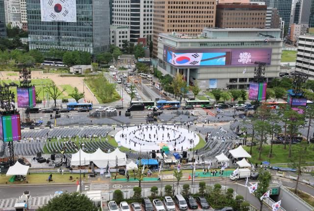 광복절을 하루 앞둔 14일 서울 광화문 광장에 설치된 무대에서 국민주권 대축제 리허설이 진행되고 있다 사진연합뉴스