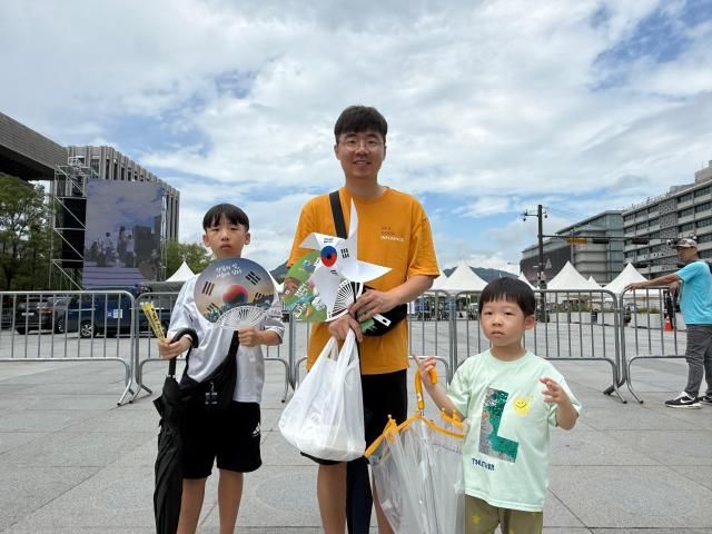 인천에서 온 김규현씨가 광화문 광장에서 자녀들과 포즈를 취하고 있다사진송승현 기자
