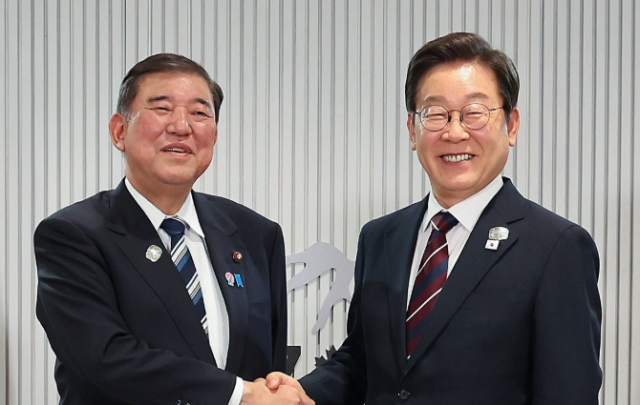 이재명 대통령이 지난 6월 17일현지시간 캐나다 앨버타주 캐내내스키스 주요 7개국G7 정상회의장에서 열린 한일 정상회담에서 이시바 시게루 일본 총리와 기념촬영을 하고 있다 사진연합뉴스