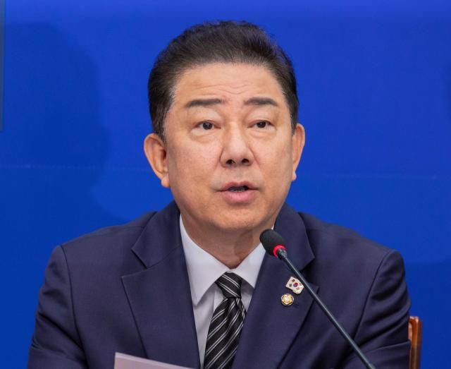 더불어민주당 김병기 원내대표가 13일 국회에서 열린 최고위원회에서 발언을 하고 있다 사진연합뉴스