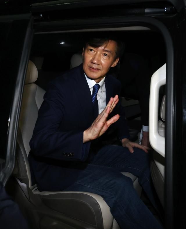 조국혁신당 조국 전 대표가 15일 서울 구로구 남부교도소에서 광복절 특별사면·복권 조치로 출소하며 차량에 탑승하고 있다 사진연합뉴스