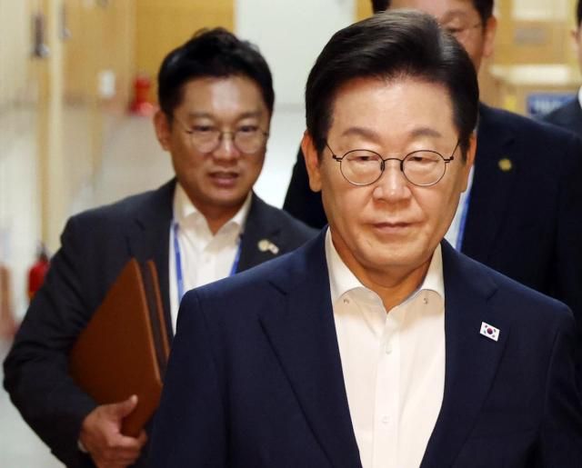 이재명 대통령이 14일 용산 대통령실에서 수석보좌관회의에 입장하고 있다 왼쪽은 김남준 제1부속실장 사진연합뉴스