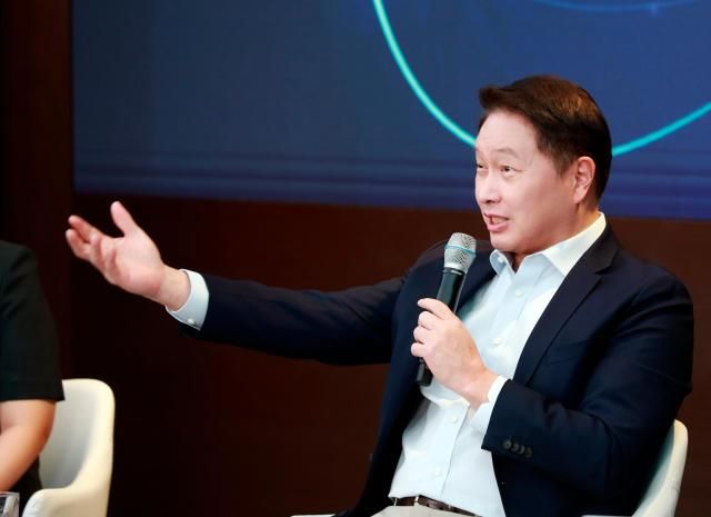 최태원 SK그룹 회장이 이천포럼 2024 폐막 세션에서 발언하고 있다 사진SK그룹