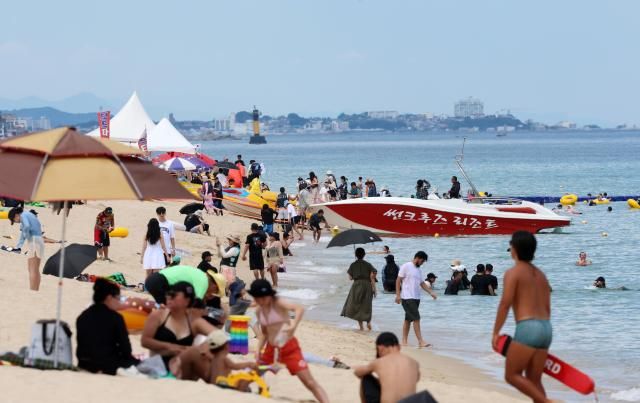 폐장일의 경포해수욕장 피서객 강릉연합뉴스 유형재 기자 황금연휴 마지막 날인 17일 강원 강릉시 경포해수욕장에서 피서객들이 막바지 피서를 즐기고 있다 경포를 비롯한 강원 동해안 6개 시군 가운데 24일 폐장하는 속초 양양을 제외한 4개 시군 모든 해수욕장이 17일 폐장한다 2025817 yoo21ynacokr2025-08-17 140752 저작권자 ⓒ ㈜연합뉴스 무단 전재 재배포 금지 AI 학습 및 활용 금지저작권자 ⓒ ㈜연합뉴스 무단 전재 재배포 금지 AI 학습 및 활용 금지