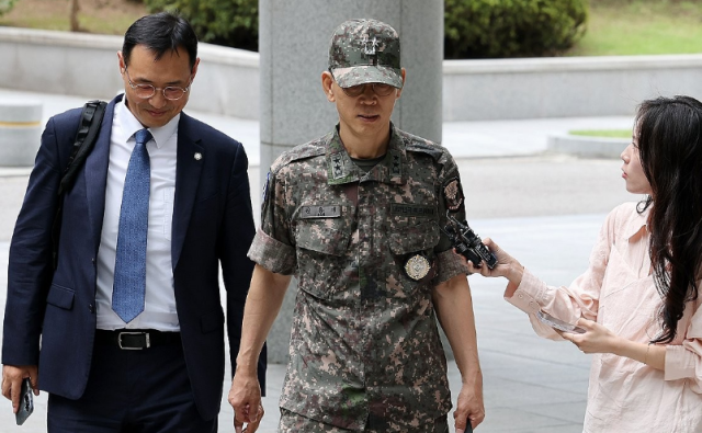 김용대 드론작전사령관이 17일 내란특검 사무실이 마련된 서울 서초구 서울고검에 조사를 받기 위해 출석하고 있다 사진연합뉴스