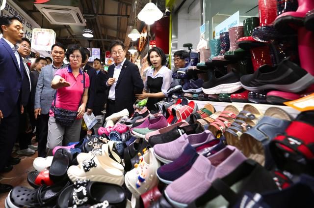 이재명 대통령 은평 연서시장 방문 서울연합뉴스 이재명 대통령과 김혜경 여사가 17일 서울 은평구 연서시장을 방문해 매장을 둘러보고 있다 2025817 대통령실 제공 재판매 및 DB 금지 photoynacokr2025-08-17 185520 저작권자 ⓒ ㈜연합뉴스 무단 전재 재배포 금지 AI 학습 및 활용 금지저작권자 ⓒ ㈜연합뉴스 무단 전재 재배포 금지 AI 학습 및 활용 금지