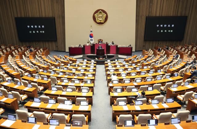 신동욱 국민의힘 의원이 8월 4일 국회 본회의에서 방송3법 방송법·방송문화진흥회법·한국교육방송공사법 개정안에 관한 무제한 토론을 하고 있다 사진연합뉴스