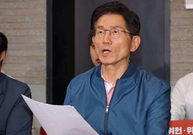 국민의힘 당 대표 선거에 출마한 김문수 후보가 14일 서울 여의도 중앙당사 로비에서 김건희 특검의 당사 압수수색에 항의하며 농성을 벌이고 있다 사진연합뉴스