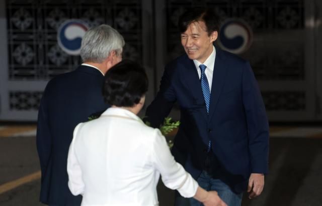 조국 전 조국혁신당 대표가 지난 15일 서울 구로구 남부교도소에서 광복절 특별사면·복권 조치로 출소하며 김선민 당 대표 권한대행과 인사하고 있다 사진연합뉴스