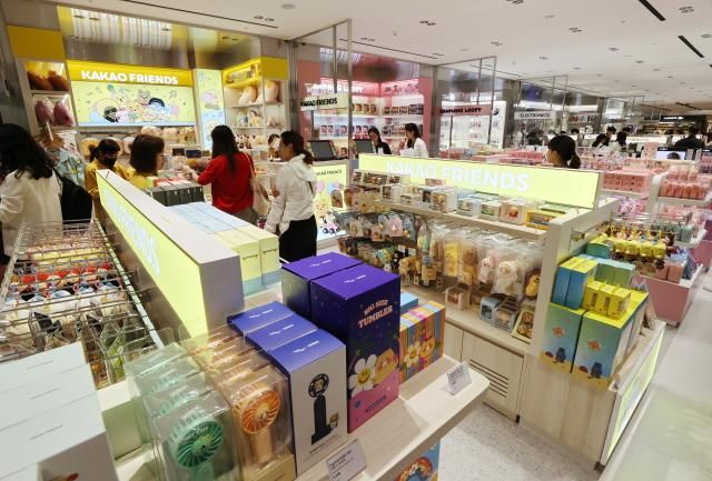 신세계면세점 명동점 새단장 서울연합뉴스 이재희 기자 18일 서울 중구 신세계면세점 명동점 11층 전면 리뉴얼된 케이-컬처 복합 쇼핑 공간에서 외국인 관광객들이 쇼핑을 하고 있다 이곳은 초콜릿 스낵 지역 특산품 등 식품 체험 공간인 테이스트 오브 신세계와 방탄소년단 굿즈와 앨범 판매 공간 카카오프렌즈 잔망루피 등 인기 캐릭터 중심의 기프트존 등을 함께 구성했다 2025718 scapeynacokr2025-07-18 135853 저작권자 ⓒ ㈜연합뉴스 무단 전재 재배포 금지 AI 학습 및 활용 금지저작권자 ⓒ ㈜연합뉴스 무단 전재 재배포 금지 AI 학습 및 활용 금지