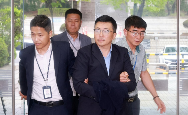 김건희 여사의 집사로 지목된 김예성씨가 지난 15일 서울 서초구 서울중앙지법에서 열린 구속 전 피의자 심문영장실질심사에 출석하고 있다 사진연합뉴스