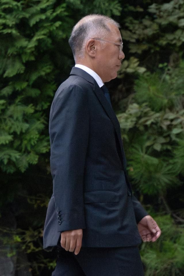 정의선 현대차그룹 회장이 2024년 8월 16일 오후 서울 종로구 고故 정주영 명예회장의 옛 청운동 자택에서 열린 고 변중석 여사 17주기 제사에 참석하고 있다 20240816사진유대길 기자 dbeorlf123ajunewscom