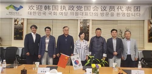 추미애 더불어민주당 의원 등이 지난 15일 중국 베이징 차하얼학회에 방문한 모습 사진연합뉴스