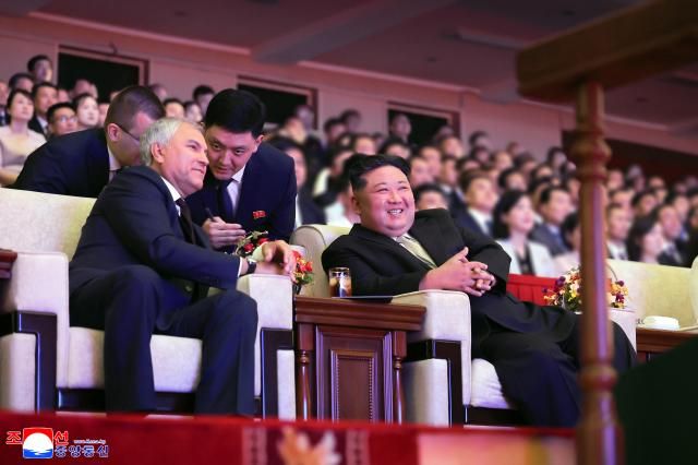 조선중앙통신이 지난 16일 조국해방광복 80주년을 맞아 북한을 방문한 러시아 예술사절들의 경축공연이 전날 평양체육관에서 진행됐다고 보도했다 사진연합뉴스