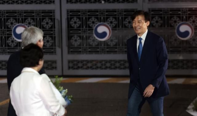 조국 전 조국혁신당 대표가 15일 서울 구로구 남부교도소에서 광복절 특별사면·복권 조치로 출소하며 김선민 당 대표 권한대행과 인사하고 있다 사진연합뉴스