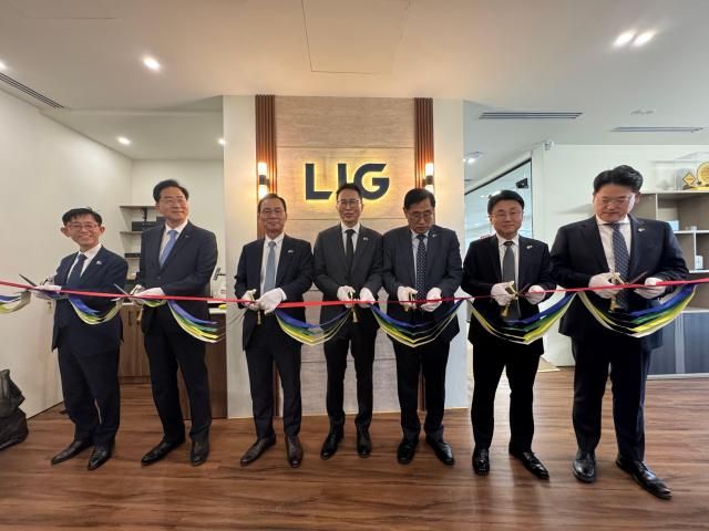  LIG넥스원이 사우디아라비아 현지 사무소를 확장 이전했다 관계자들이 확장 이전 기념식에서 기념촬영을 하고 있다 왼쪽부터 LIG넥스원 조용주 미사일시스템연구개발본부장 이현수 해외사업부문장 신익현 대표이사 서무경 사우디아라비아사무소장 백형식 해외사업본부장 윤승욱 해외2사업부장 장동권 해외사업기획관리실장