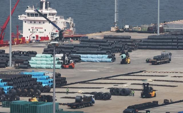 경기도 평택항에 철강 제품이 쌓여 있다 사진연합뉴스