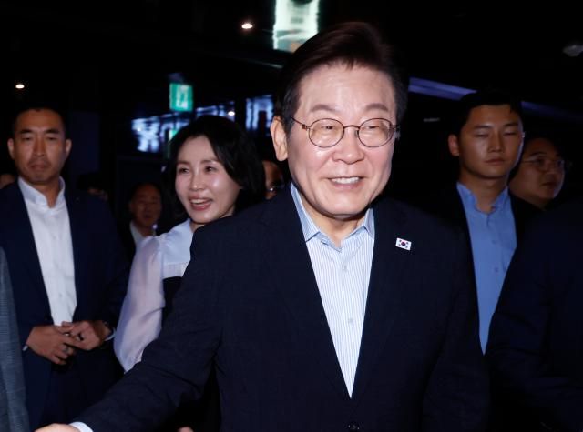 이재명 대통령과 김혜경 여사가 17일 서울 용산CGV에서 독립군끝나지 않은 전쟁 관람 후 시민들과 인사하고 있다 이 대통령은 광복 80주년을 기념해 조진웅 배우가 추천한 이 영화를 본다면서 SNS를 통해 신청한 시민들과 동반 관람을 했다 사진연합뉴스