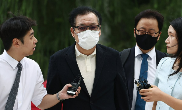 건진법사 전성배씨가 18일 민중기 특별검사팀 사무실이 마련된 서울 종로구 KT광화문빌딩 웨스트로 들어가고 있다 사진연합뉴스