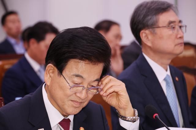 정동영 통일부장관이 18일 국회에서 열린 외교통일위원회 전체회의에 참석해 있다 사진연합뉴스