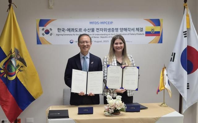 김용재 식품의약품안전처 수입식품안전정책국장왼쪽과 신디 다니엘라 파레데스 판차나 에콰도르 생산무역투자수산부MPCEIP가 14일현지시간 에콰도르 과야킬에서 한-에콰도르 수산물 전자증명 이행약정을 체결한 뒤 기념촬영을 하고 있다 사진식약처