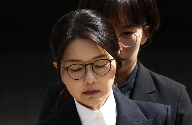 김건희 여사가 지난 12일 구속 전 피의자 심문영장실질심사을 마친 뒤 서울 서초구 서울중앙지법을 나서고 있다 사진연합뉴스