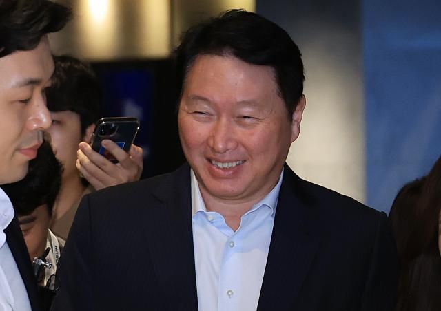 최태원 SK그룹 회장이 18일 서울 워커힐호텔에서 열린 이천포럼2025행사에 참석하고 있다 사진연합뉴스