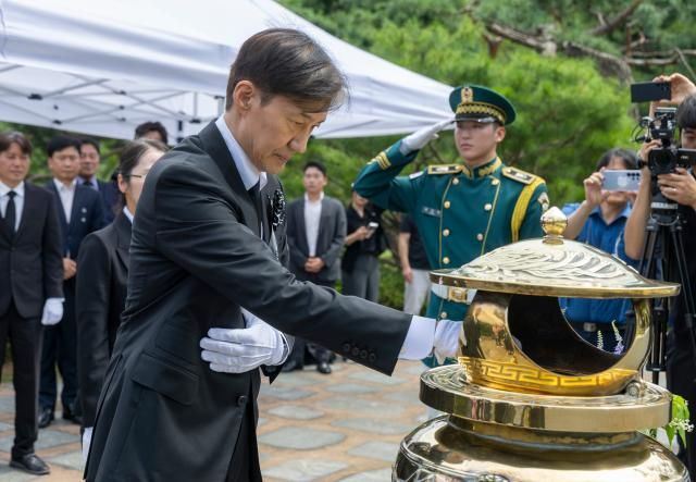 조국혁신당 조국 전 대표가 18일 서울 동작구 국립서울현충원 내 김대중 전 대통령 묘역을 찾아 참배를 하고 있다 2025818 공동취재