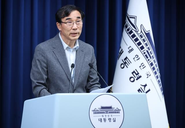 전성환 경청통합수석이 18일 용산 대통령실 기자회견장에서 청년담당관 채용 관련 브리핑을 하고 있다 사진연합뉴스