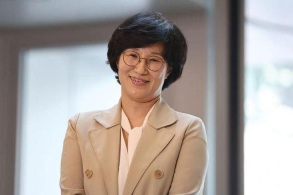 원민경 여성가족부 장관 후보자가 18일 인사청문 준비 사무실이 마련된 서울 한국청소년활동진흥원으로 출근하며 소감을 밝히고 있다 사진연합뉴스