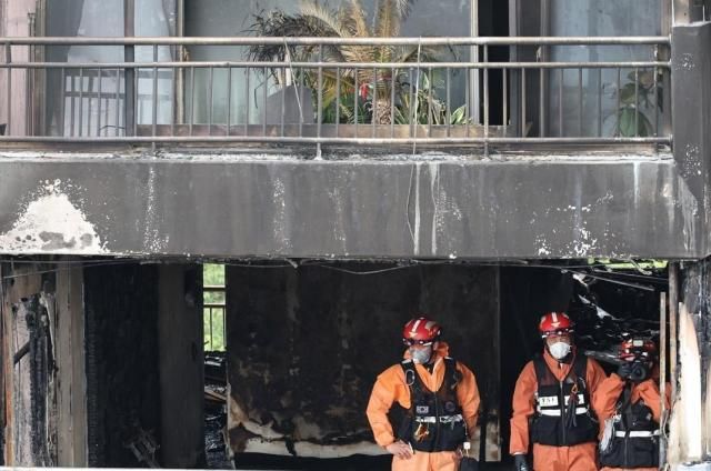 18일 서울 마포구 창전동 아파트 화재 현장에서 경찰과 소방 관계자들이 합동감식을 하고 있다 사진연합뉴스