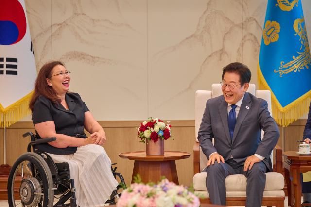 이재명 대통령이 18일 서울 용산 대통령실 청사에서 태미 덕워스 미국 상원의원을 만나 대화하고 있다 사진연합뉴스