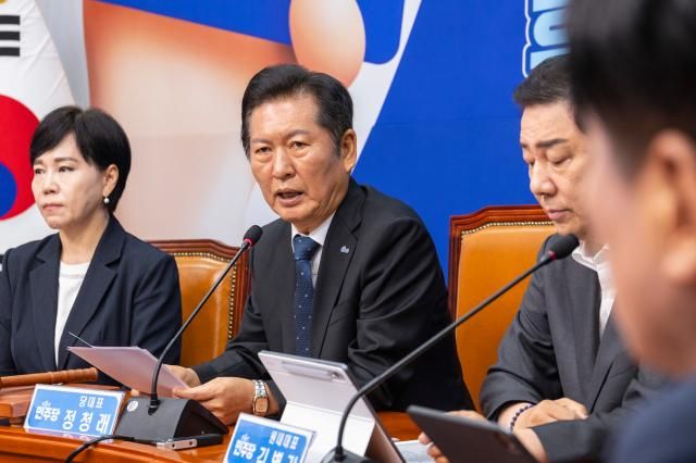 정청래 더불어민주당 대표가 18일 국회에서 열린 최고위원회의에서 발언하고 있다 사진연합뉴스