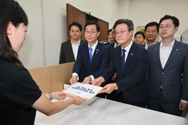 19일 서울 여의도 국회 의안과에서 더불어민주당 3대특검 종합대응특위 위원들이 1호 법안을 제출하고 있다 사진연합뉴스