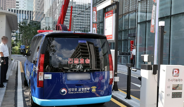 이종호 전 블랙펄인베스트 대표를 태운 차량이 19일 민중기 특별검사팀 사무실이 마련된 서울 종로구 KT 광화문빌딩 웨스트로 들어갔다 사진연합뉴스