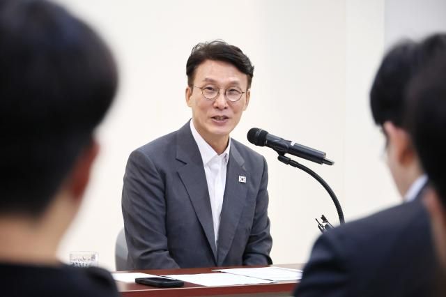 김민석 국무총리가 19일 서울 종로구 정부서울청사 별관에서 열린 출입기자단 간담회에서 발언하고 있다 사진연합뉴스