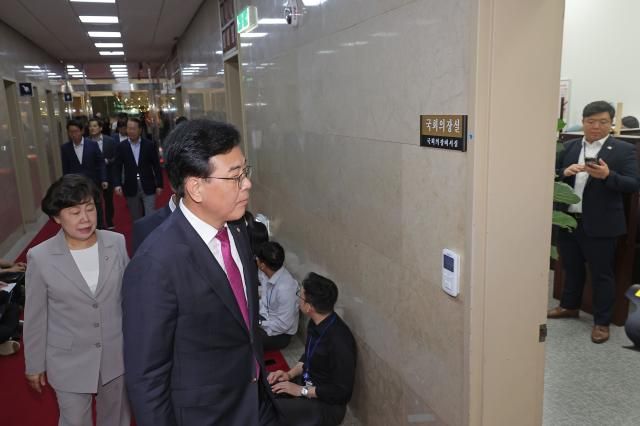 송언석 국민의힘 비상대책위원장 겸 원내대표를 비롯한 중진 의원들이 19일 국회에서 우원식 국회의장에게 본회의 개의 일정 조정 등을 요청하기 위해 국회의장실을 방문하고 있다 사진연합뉴스