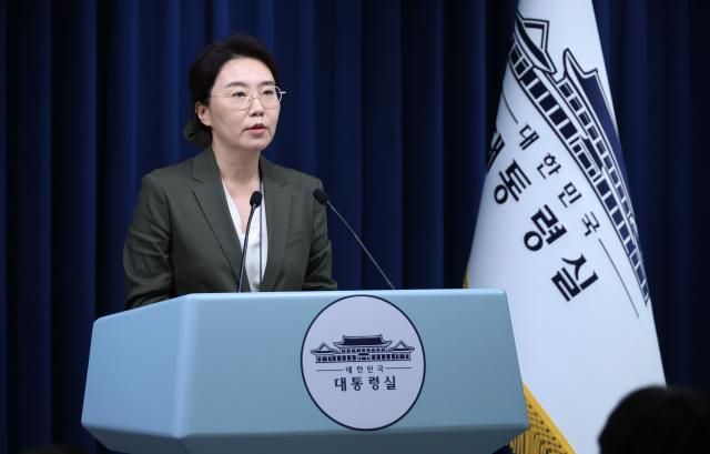 강유정 대변인이 19일 용산 대통령실 기자회견장에서 이재명 대통령의 경제단체 및 기업인 간담회 관련 브리핑을 하고 있다사진연합뉴스