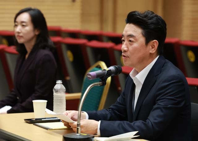 강훈식 대통령실 비서실장이 19일 서울 용산 대통령실 청사에서 기자간담회를 하고 있다 사진연합뉴스