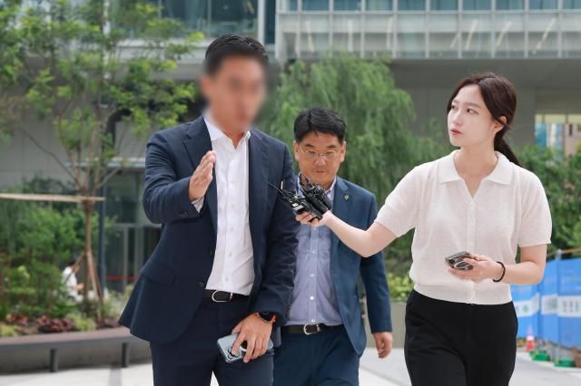 지난 2일 IMS모빌리티 조모 대표가 집사 게이트 의혹과 관련해 조사 받기 위해 서울 종로구 김건희 특검 사무실에 출석하고 있다 사진연합뉴스