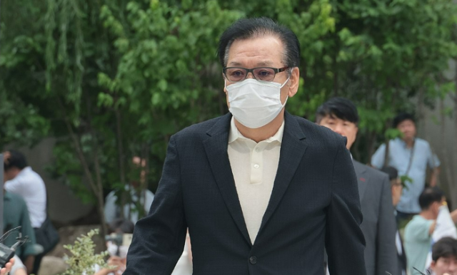 지난 18일 건진법사 전성배씨가 민중기 특별검사팀 사무실이 마련된 서울 종로구 KT 광화문빌딩 웨스트로 들어가고 있다 사진연합뉴스