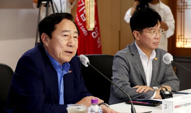 김기문 중소기업중앙회장왼쪽이 19일 중소기업중앙회에서 열린 사진중기중앙회