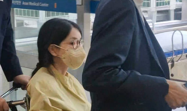 특검팀 출범을 앞두고 우울증 등 지병으로 입원했던 김건희 여사가 지난 6월 27일 서울 송파구 서울아산병원에서 윤석열 전 대통령이 미는 휠체어에 탄 채 퇴원하는 모습 사진연합뉴스