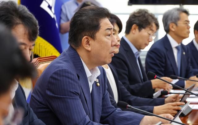 김병기 더불어민주당 원내대표가 19일 국회에서 열린 원내대책회의에서 8월 임시국회에서 처리를 추진할 법안에 대해 말하고 있다 사진연합뉴스 