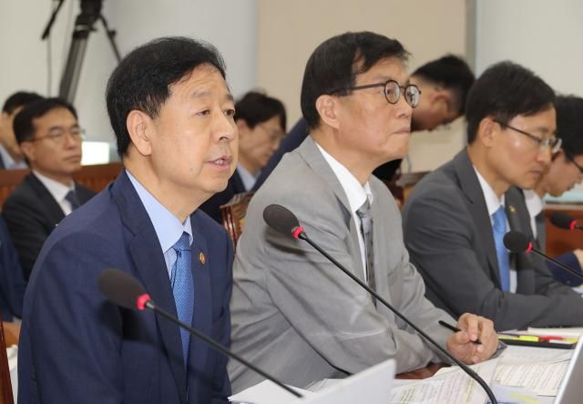 구윤철 경제부총리 겸 기획재정부 장관이 19일 국회에서 열린 기획재정위원회 전체회의에서 의원 질의에 답변하고 있다사진연합뉴스