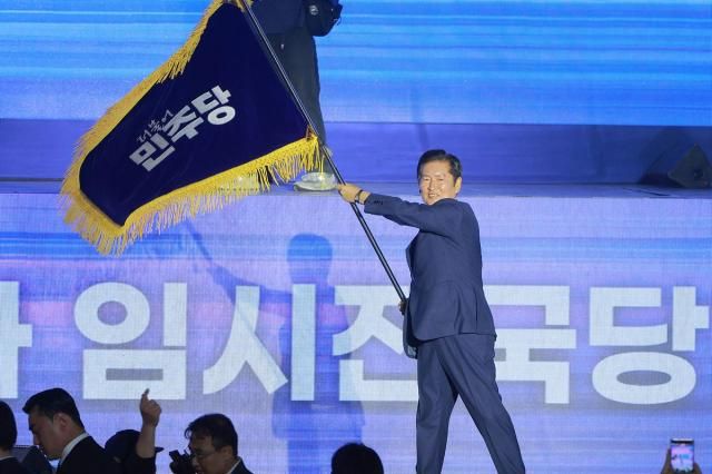 정청래 신임 더불어민주당 대표가 2일 경기 고양시 킨텍스에서 열린 임시전국당원대회에서 선출된 후 당기를 흔들고 있다 20250802사진유대길 기자 dbeorlf123ajunewscom