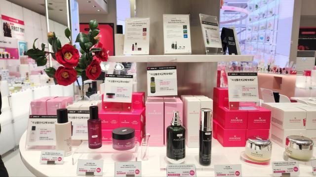 서울 종로구에 있는 와이레스 북촌 플래그십 스토어 듀프 제품을 손쉽게 확인할 수 있다 사진조현미 기자