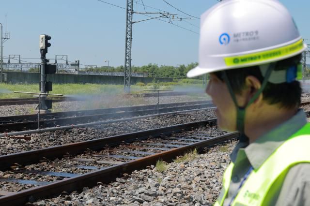 기록적 폭염이 연일 이어지는 11일 오전 서울 강서구 9호선 개화 차량기지에서 불볕 더위로 달궈진 선로 위로 레일 자동살수장치가 가동되고 있다 20250711사진유대길 기자 dbeorlf123ajunewscom