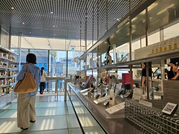 30일 올리브영N 성수 3층 액티브 스킨케어 공간을 한 소비자가 둘러보고 있다 사진홍승완 기자