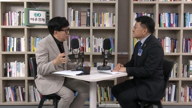 신율 명지대 정치외교학과 교수왼쪽와 차규근 조국혁신당 의원오른쪽이 1일 아주경제·아주ABC ‘신율의 정치미각’에서 대담하는 모습 사진신율의 정치미각 방송화면 갈무리